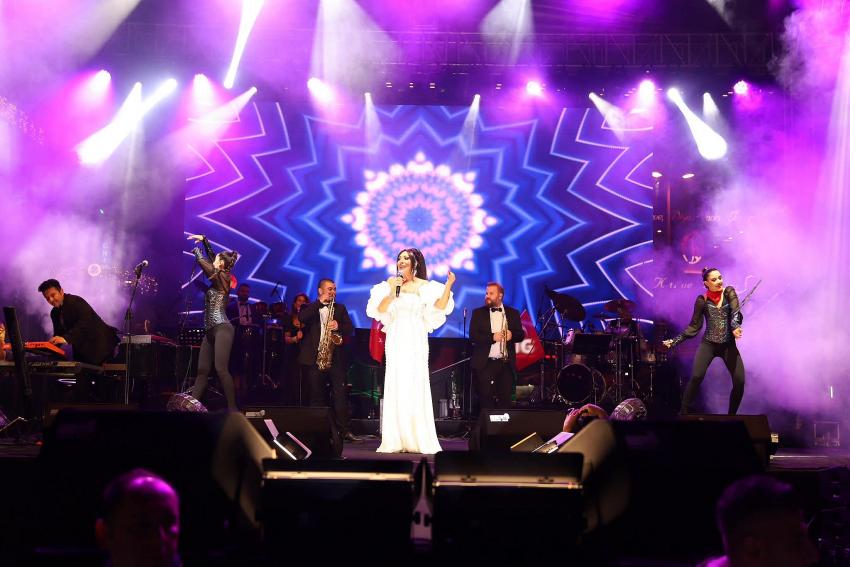 Bandırma’da Cumhuriyet Coşkusu: Işın Karaca Sahne Aldı