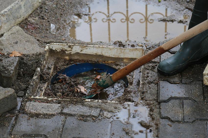 EDREMİT’TE ŞİDDETLİ YAĞIŞLARA ÖNLEM ALINIYOR