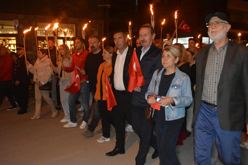GÖMEÇ’TE CUMHURİYET İÇİN FENER ALAYI